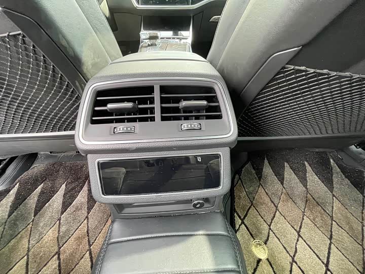 Фото 9 - Audi A6L