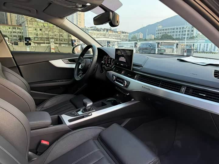 Фото 8 - Audi A4L