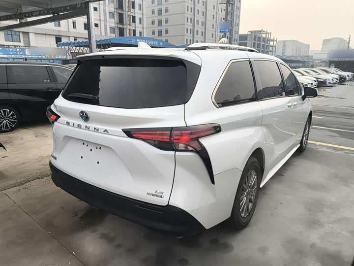 Фото 7 - Toyota Sienna