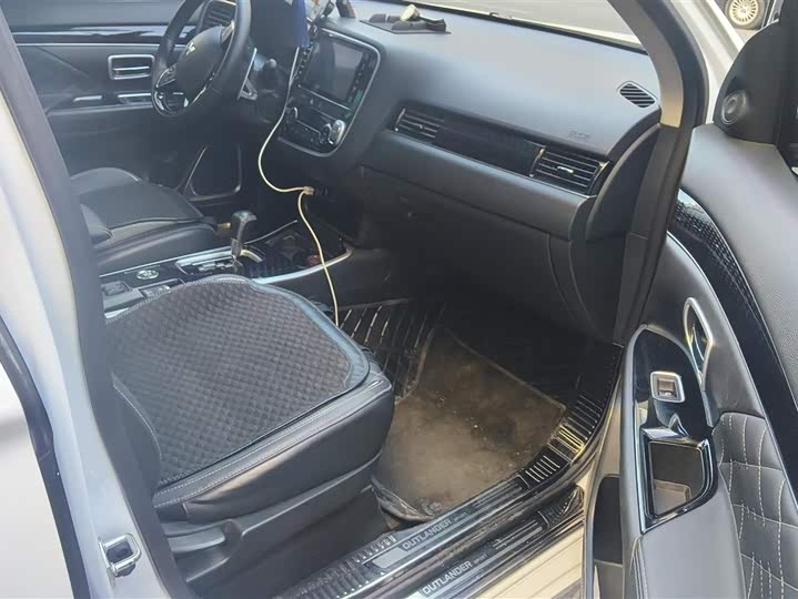 Фото 8 - Mitsubishi Outlander