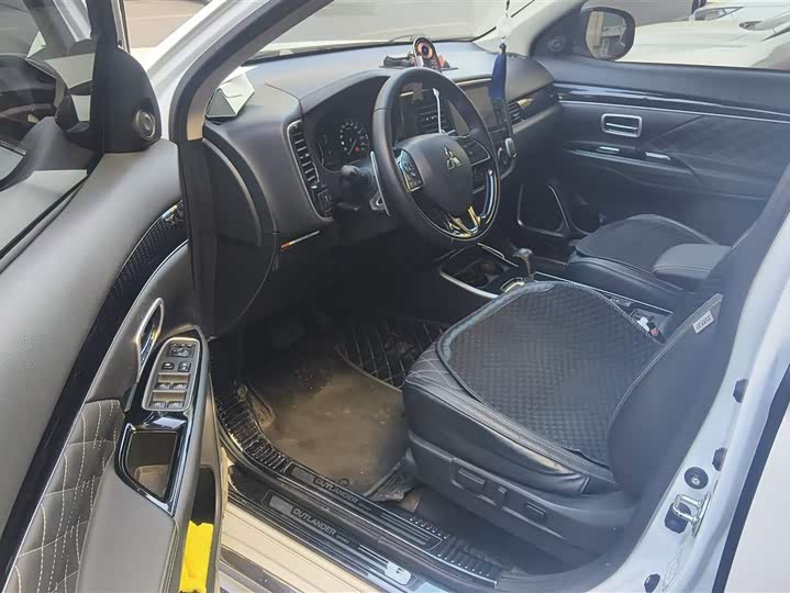 Фото 9 - Mitsubishi Outlander