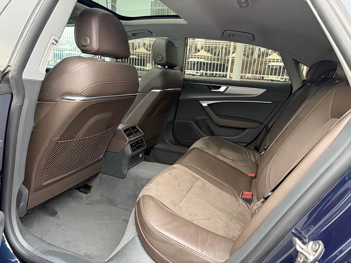 Фото 6 - Audi A7L