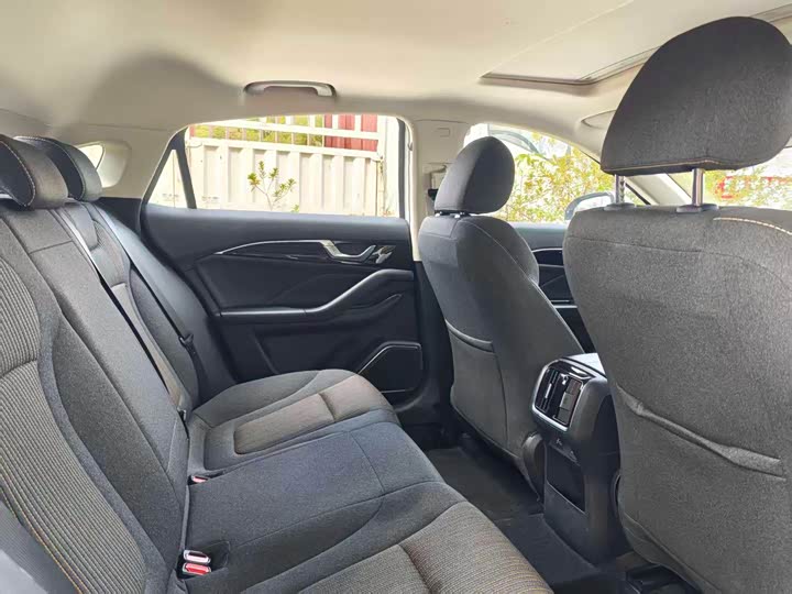 Фото 6 - Bestune B70