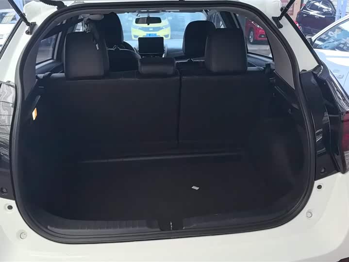 Фото 4 - Toyota Yaris L Hatchback