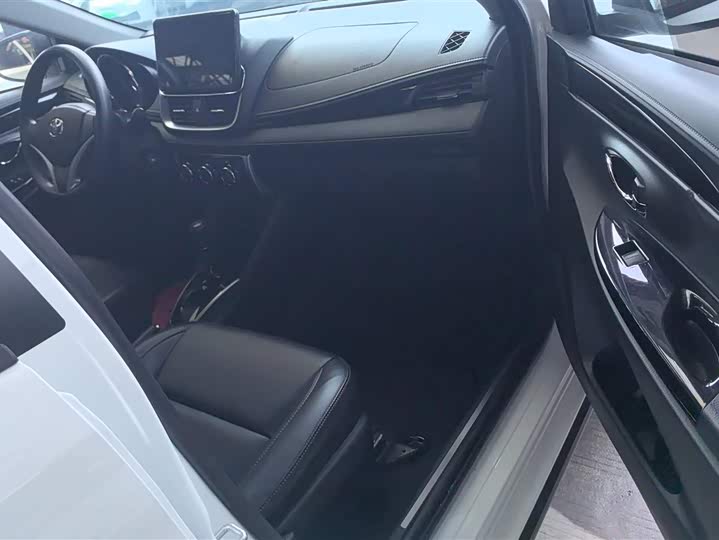 Фото 8 - Toyota Yaris L Hatchback