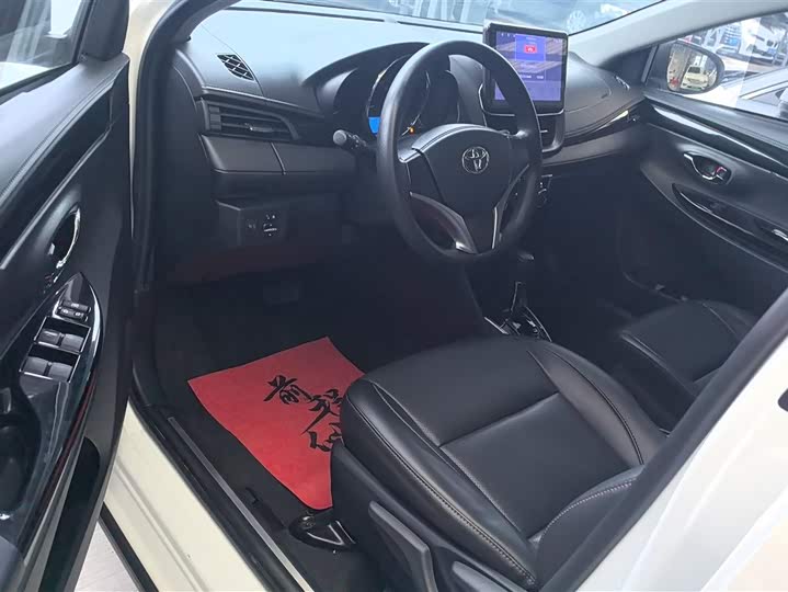 Фото 9 - Toyota Yaris L Hatchback