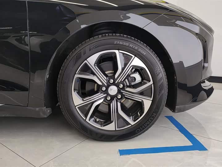 Фото 6 - Hongqi E-QM5