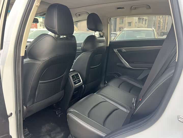 Фото 9 - Geely Atlas