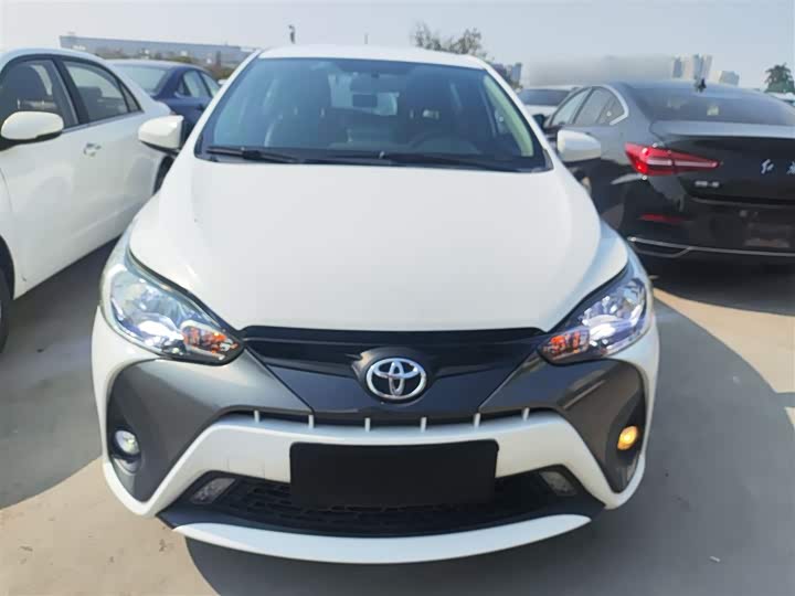 Фото 3 - Toyota Yaris L Hatchback