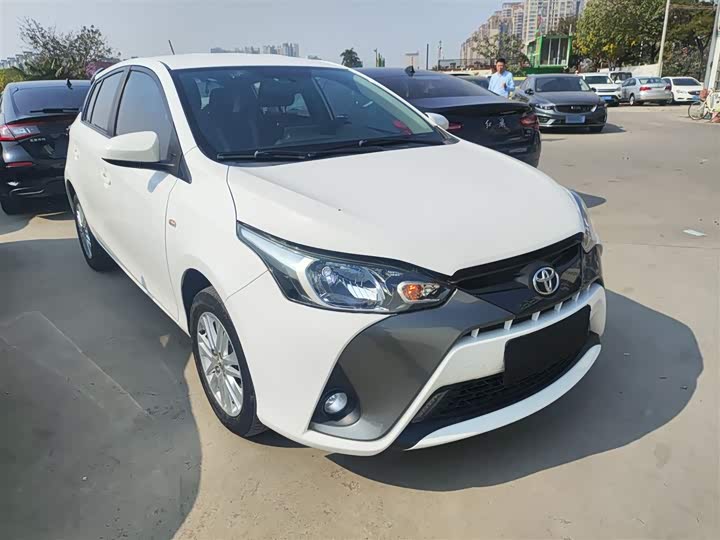 Фото 4 - Toyota Yaris L Hatchback