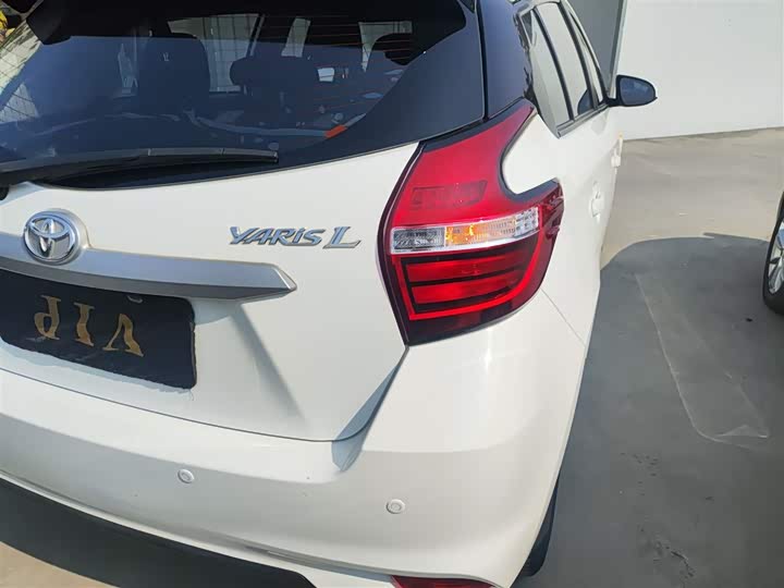 Фото 8 - Toyota Yaris L Hatchback