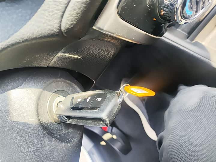 Фото 9 - Toyota Yaris L Hatchback