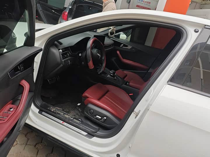 Фото 5 - Audi A4L