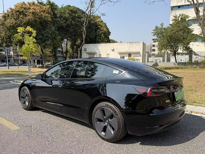 Фото 4 - Tesla Model 3