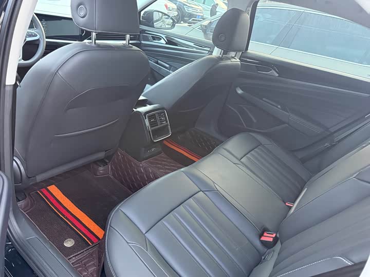 Фото 7 - Volkswagen Passat