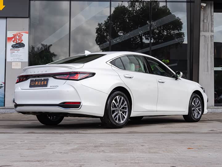 Фото 3 - Lexus ES