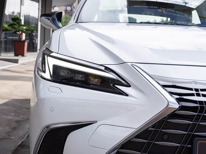 Фото 6 - Lexus ES