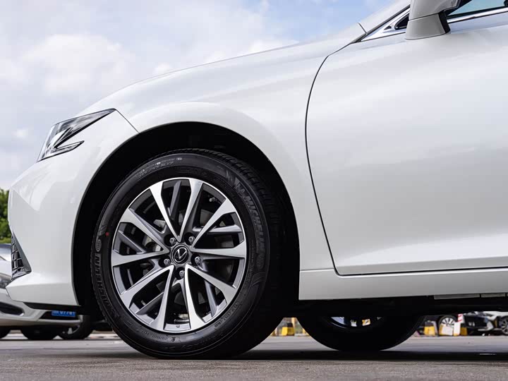 Фото 8 - Lexus ES