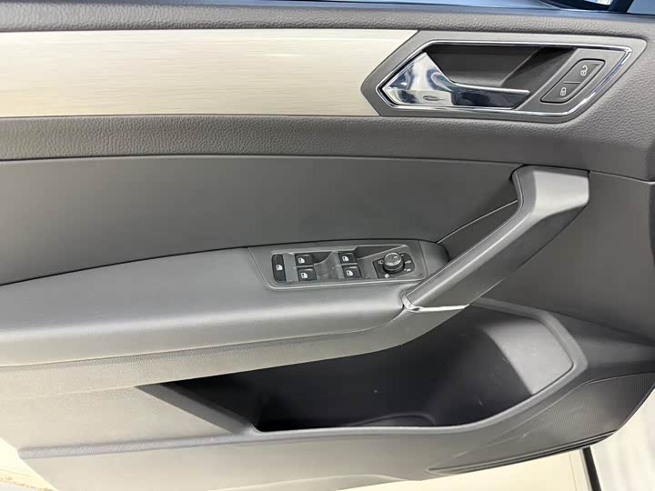 Фото 8 - Volkswagen Touran L