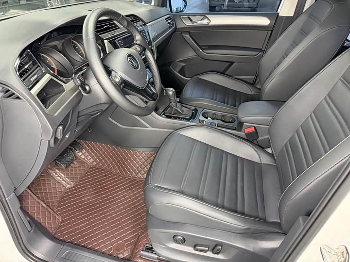 Фото 9 - Volkswagen Touran L