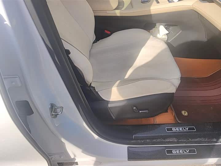 Фото 8 - Geely Monjaro