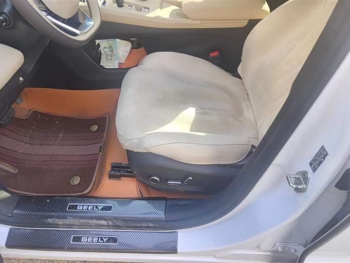 Фото 9 - Geely Monjaro