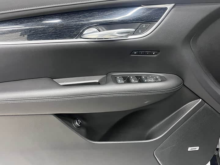 Фото 2 - Cadillac XT5