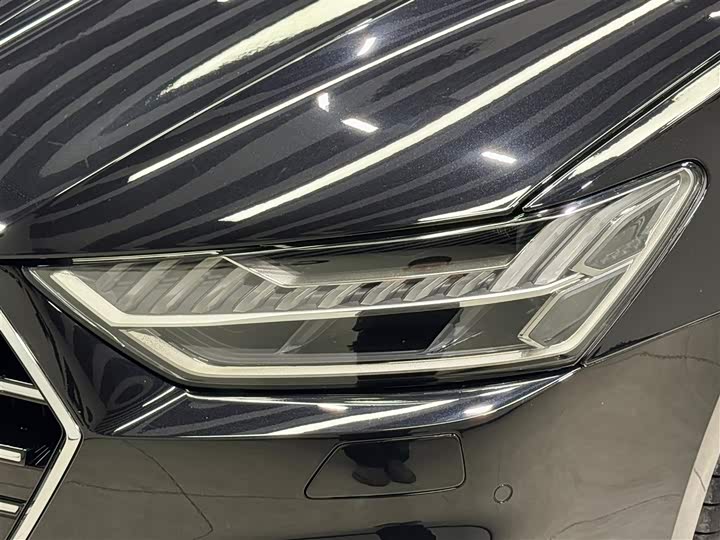 Фото 8 - Audi A7L