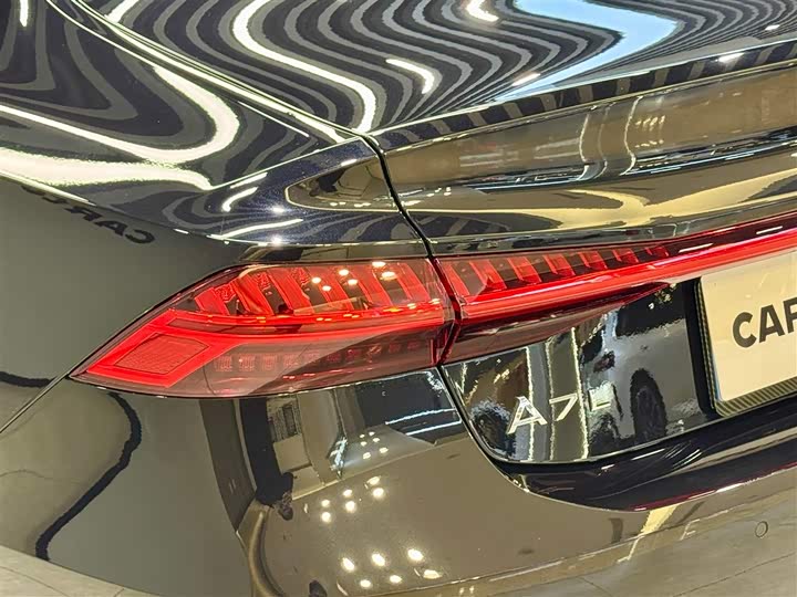 Фото 9 - Audi A7L