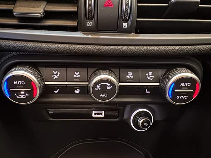 Фото 8 - Alfa Romeo Giulia