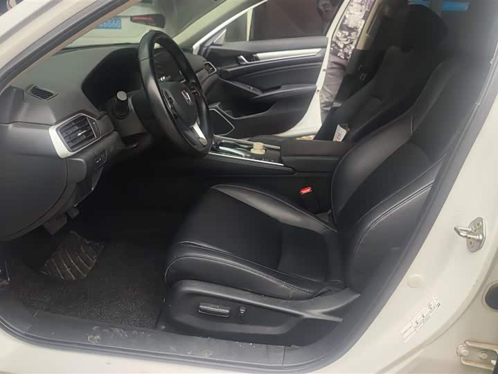 Фото 9 - Honda Accord