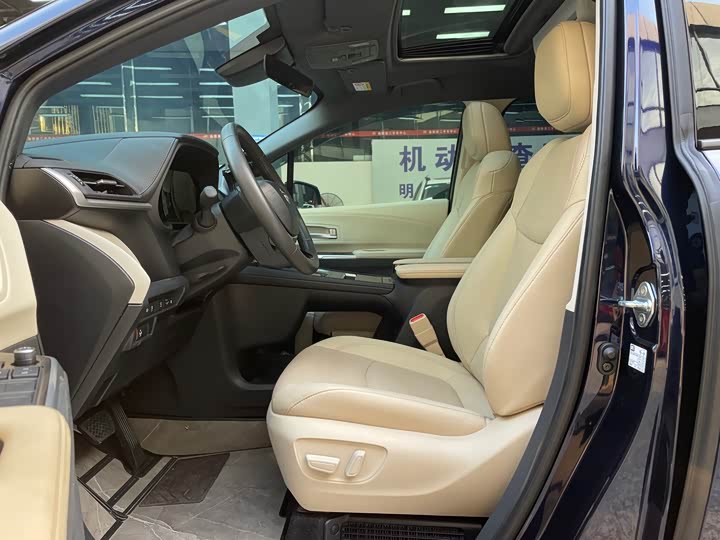 Фото 4 - Toyota Sienna