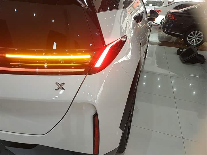 Фото 8 - Zeekr X