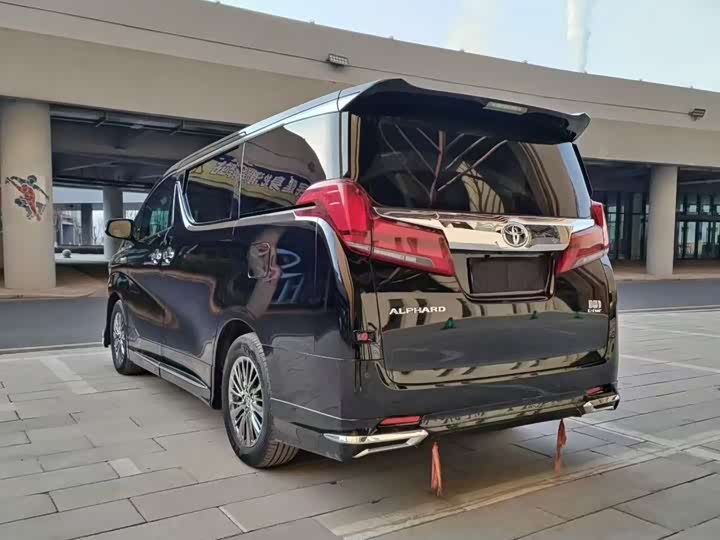 Фото 9 - Toyota Alphard