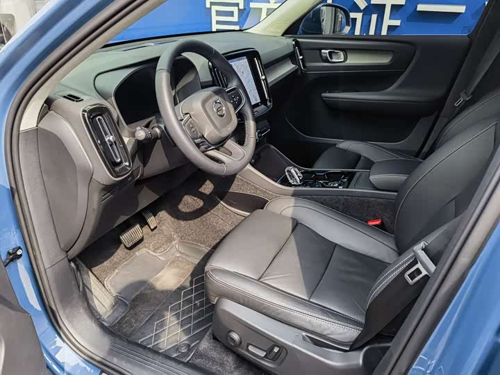 Фото 8 - Volvo XC40