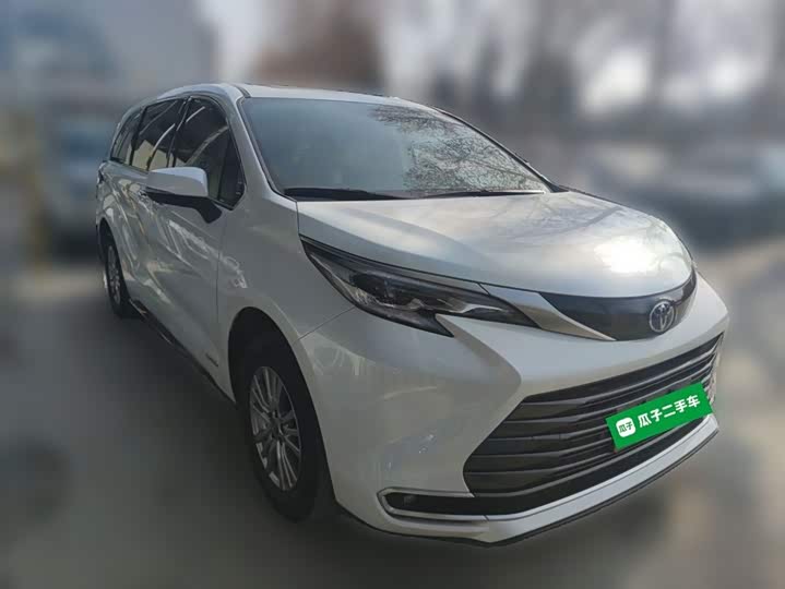 Фото 7 - Toyota Sienna