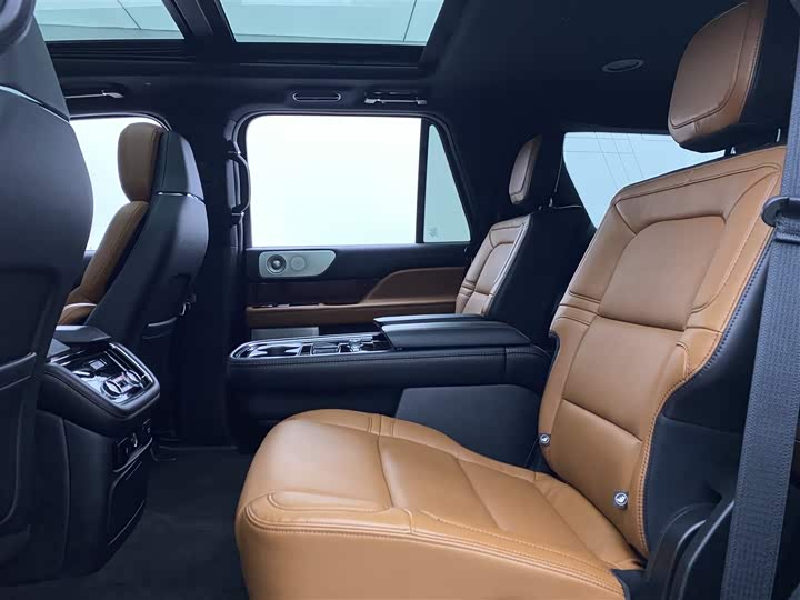 Фото 7 - Lincoln Navigator