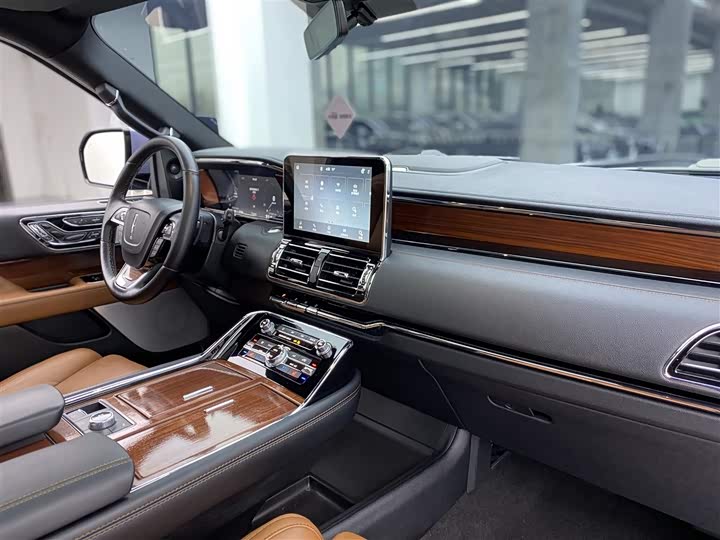 Фото 8 - Lincoln Navigator