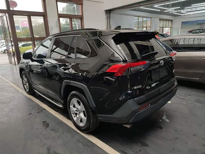 Фото 5 - Toyota RAV4