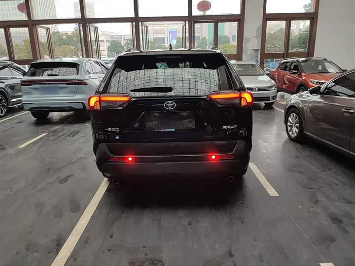 Фото 6 - Toyota RAV4