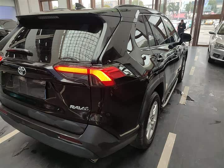 Фото 8 - Toyota RAV4