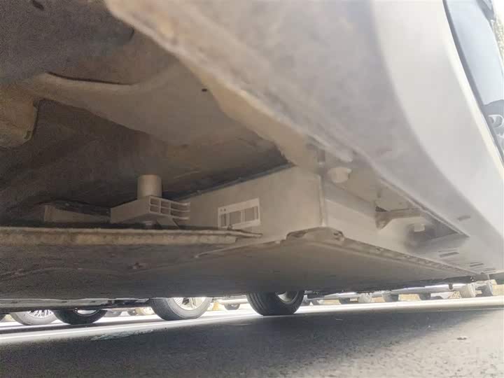 Фото 4 - Hongqi E-QM5