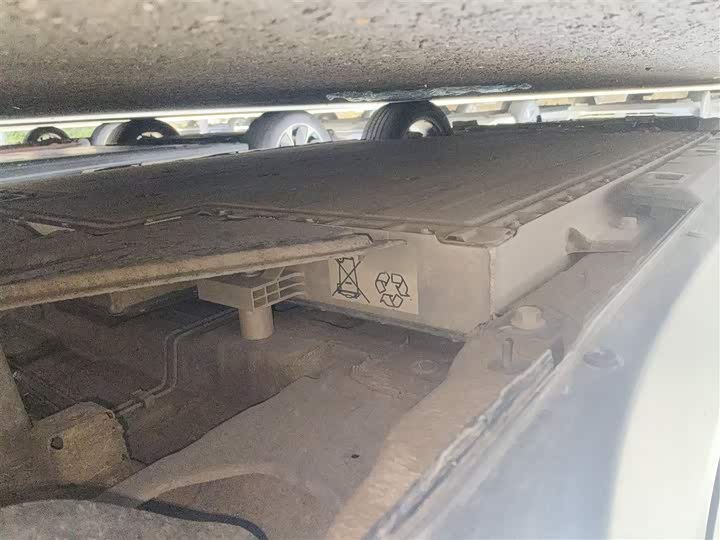 Фото 6 - Hongqi E-QM5