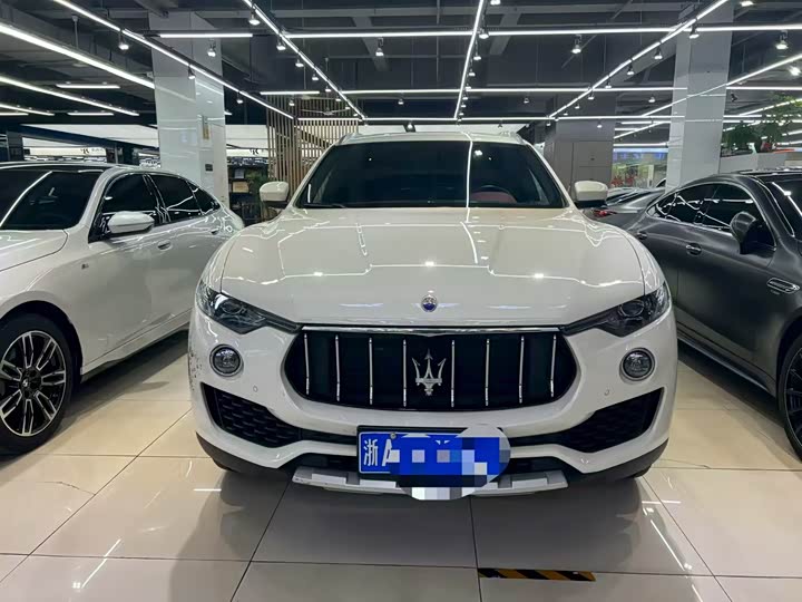 Фото 2 - Maserati Levante