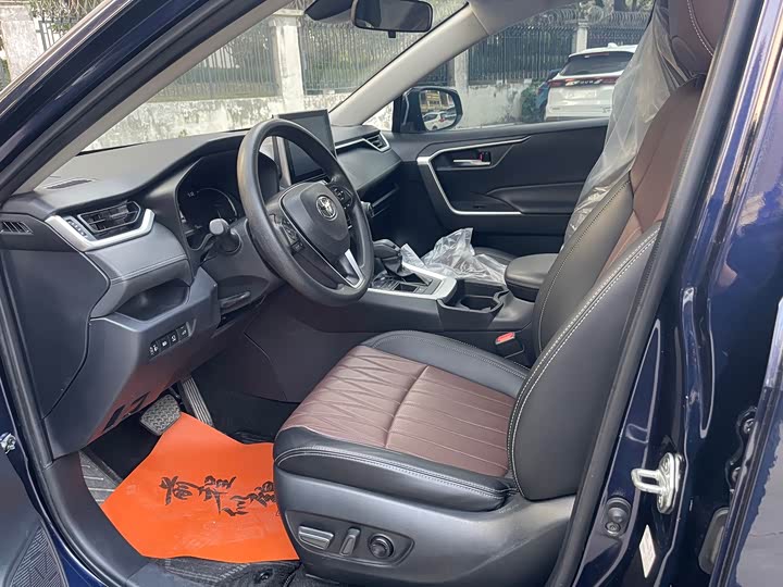 Фото 7 - Toyota RAV4