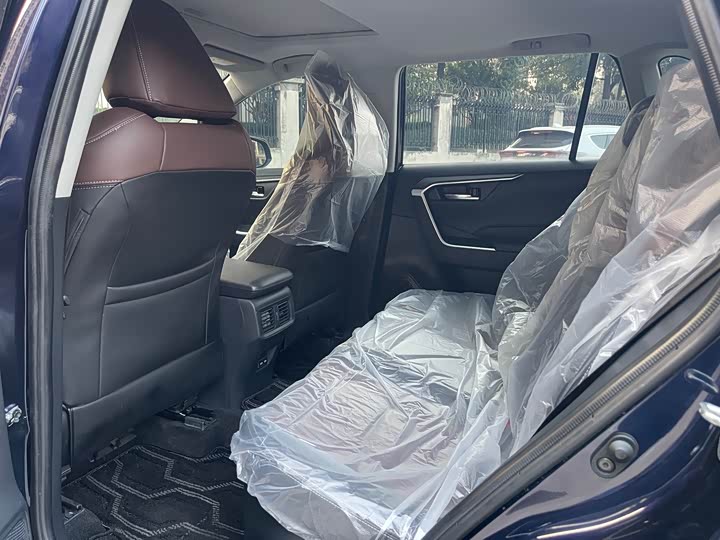 Фото 8 - Toyota RAV4