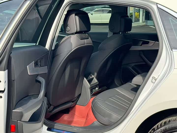 Фото 6 - Audi A4L