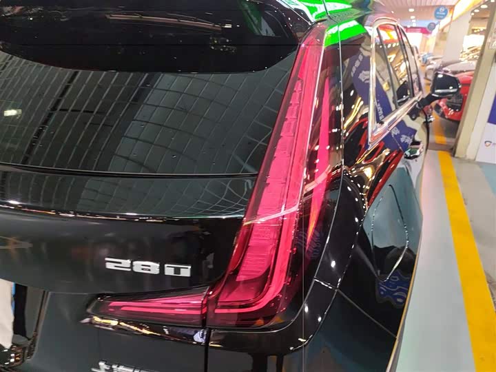 Фото 8 - Cadillac XT4