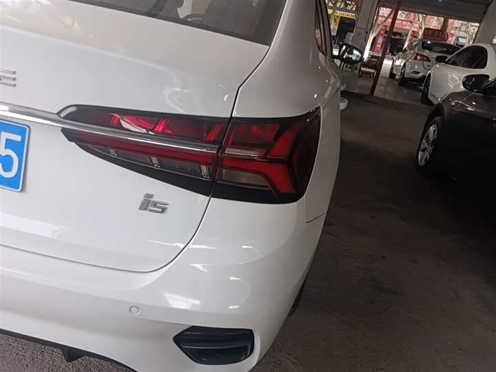 Фото 8 - Roewe i5