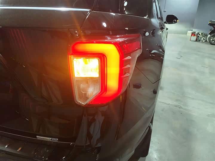 Фото 8 - Ford Explorer